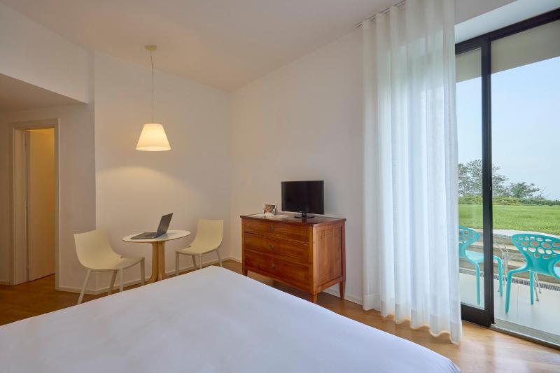Superior Double or Twin Room with Sea View image 1