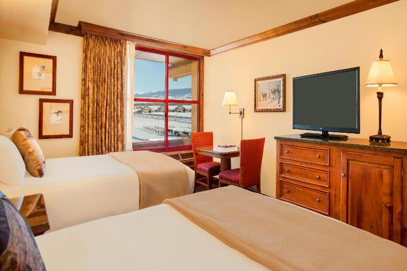 Deluxe Queen Room with Two Queen Beds image 4