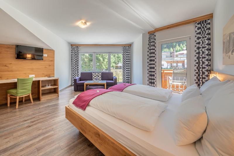Large Double Room image 3