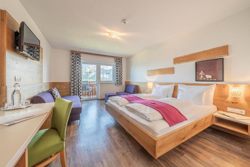 Double Room with Balcony image 4
