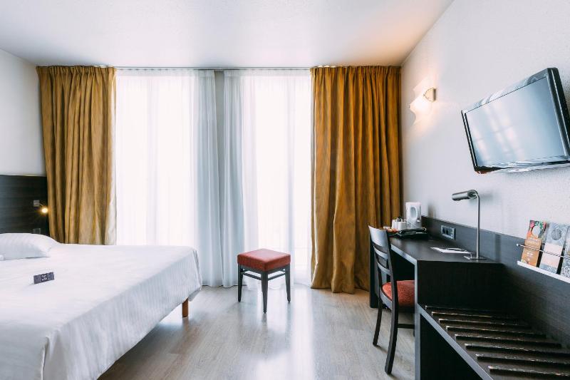 Superior Double Room with Old Port Side View image 3