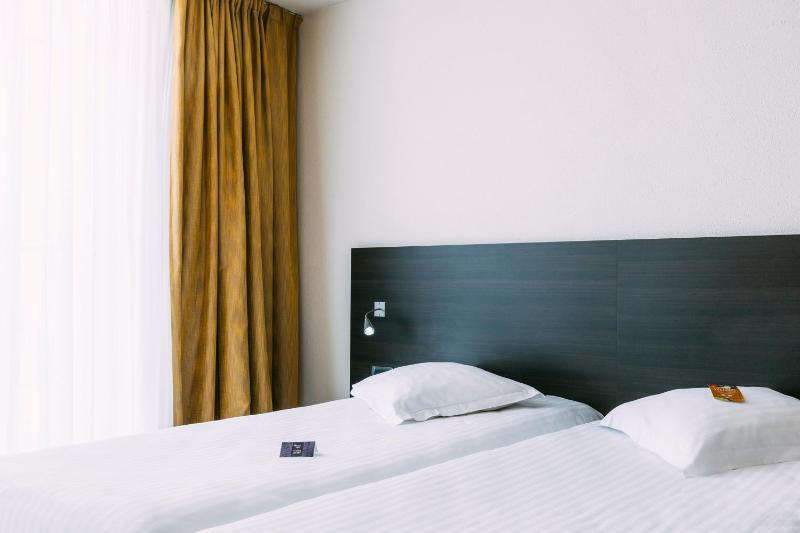 Superior Twin Room with Old Port Side View image 1