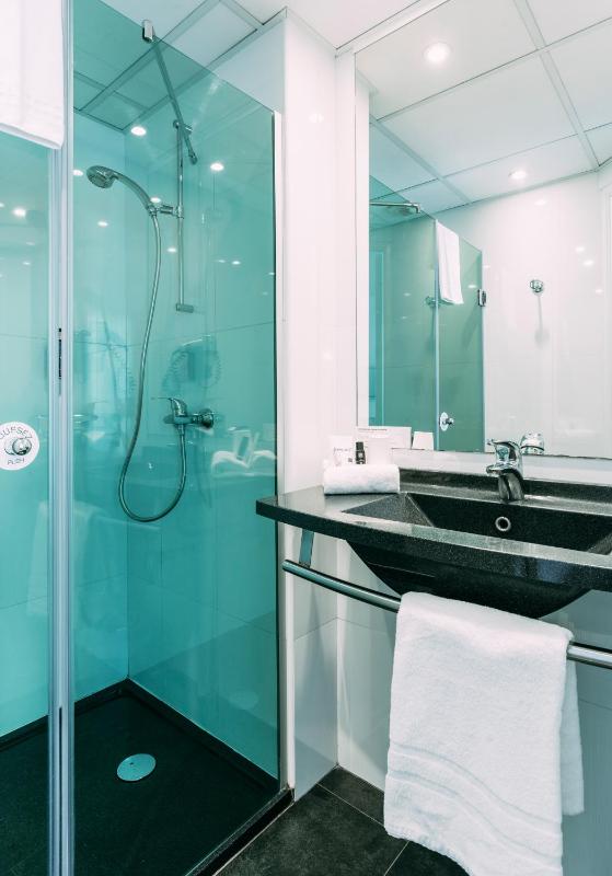 Superior Twin Room with Old Port Side View image 3