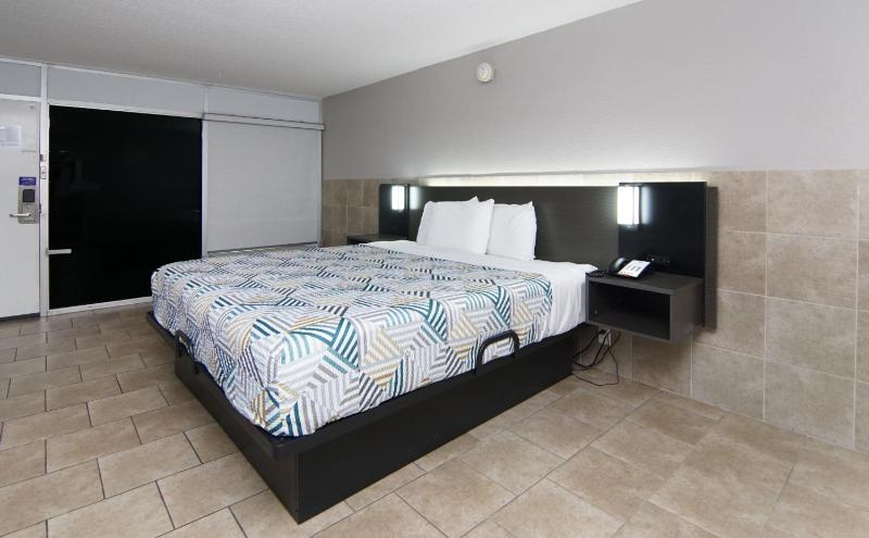 King Room with Roll-in Shower - Disability Access - Non-Smoking image 1