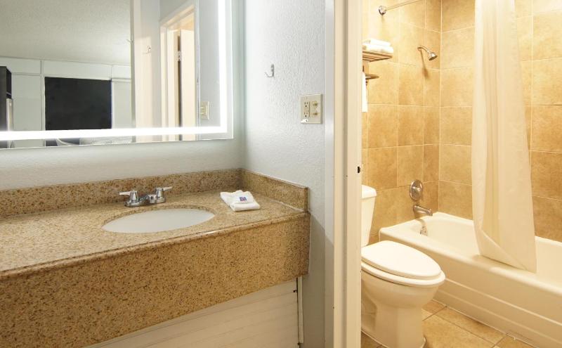 King Room - Non-Smoking image 2