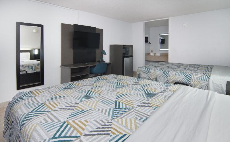 Queen Room with Two Queen Beds - Non-Smoking image 1