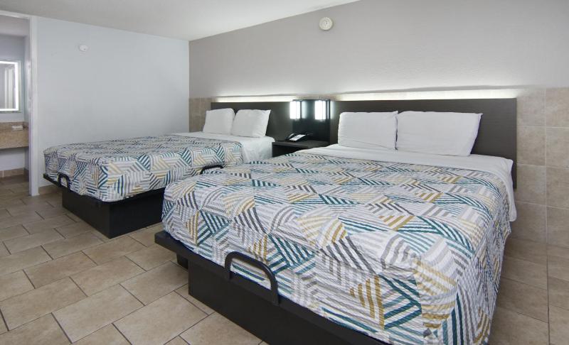 Queen Room with Two Queen Beds - Non-Smoking image 4