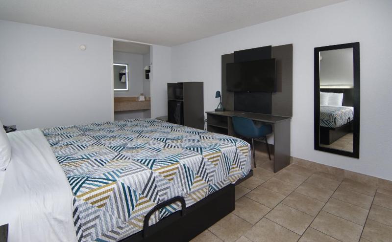 King Room - Non-Smoking image 4