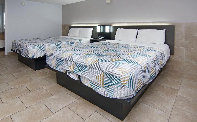 Quadruple Room - Non-Smoking image 1