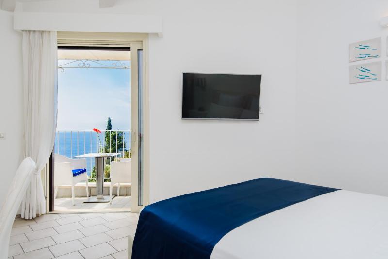 Deluxe Double Room with Terrace and Sea view  image 2