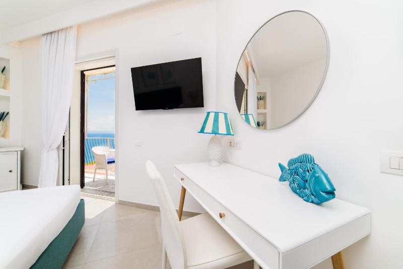 Junior Suite with Terrace and Sea View image 4