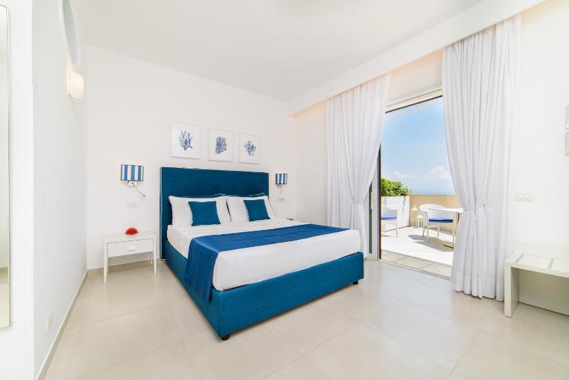Junior Suite Deluxe with Terrace and Sea View image 1