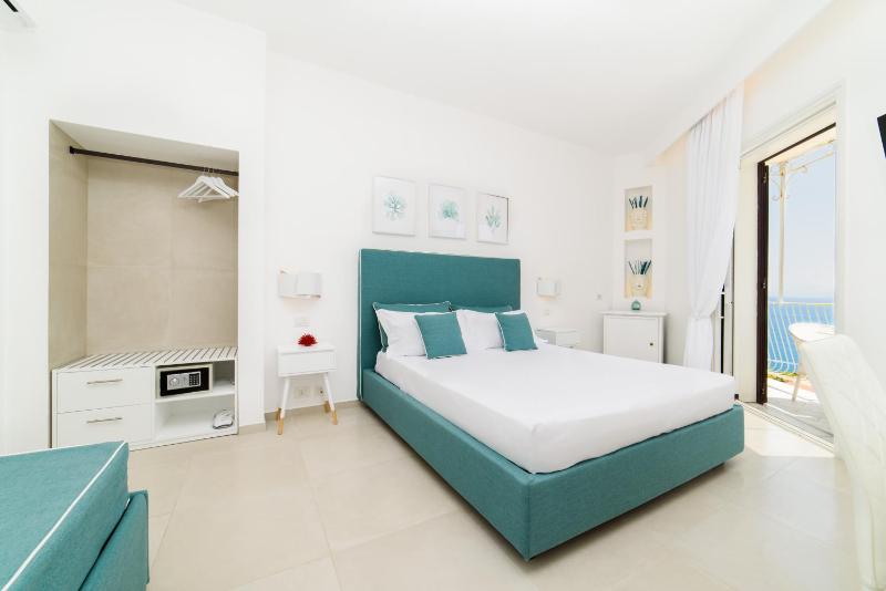 Junior Suite with Terrace and Sea View image 3