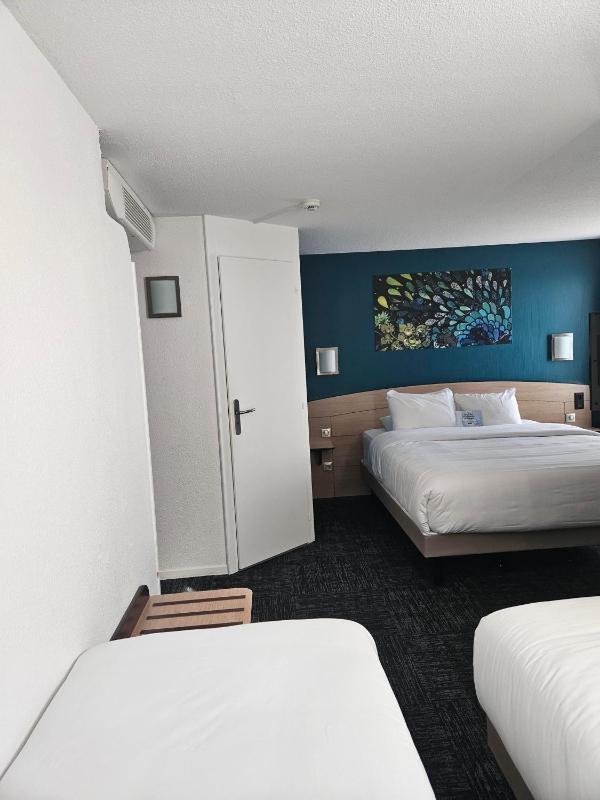 Quadruple Room with 1 Double Bed and 2 Single Beds image 3