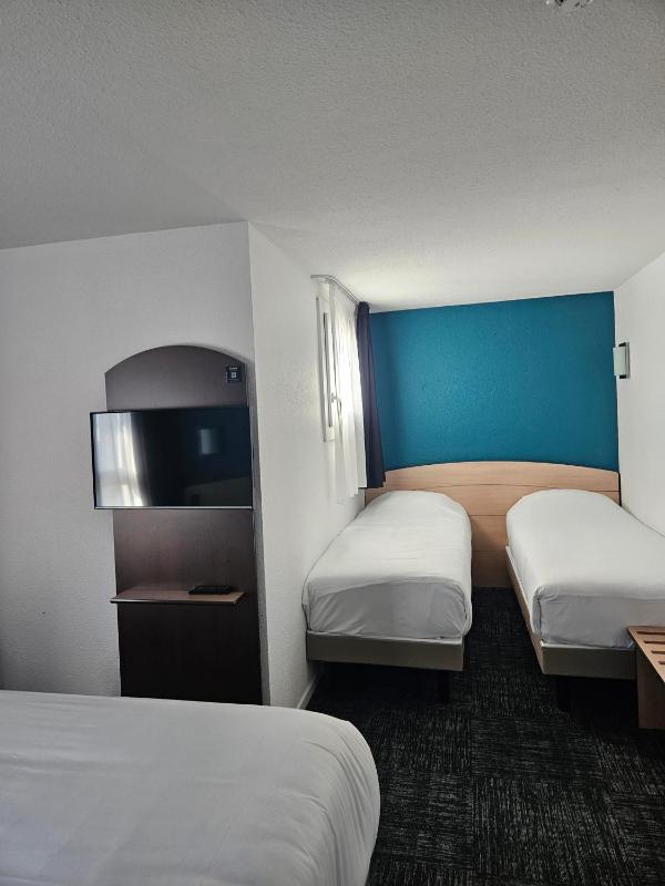 Quadruple Room with 1 Double Bed and 2 Single Beds image 4