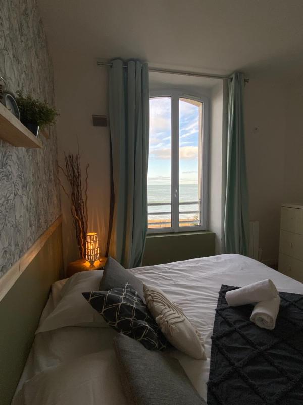 One-Bedroom Apartment with Sea View image 4