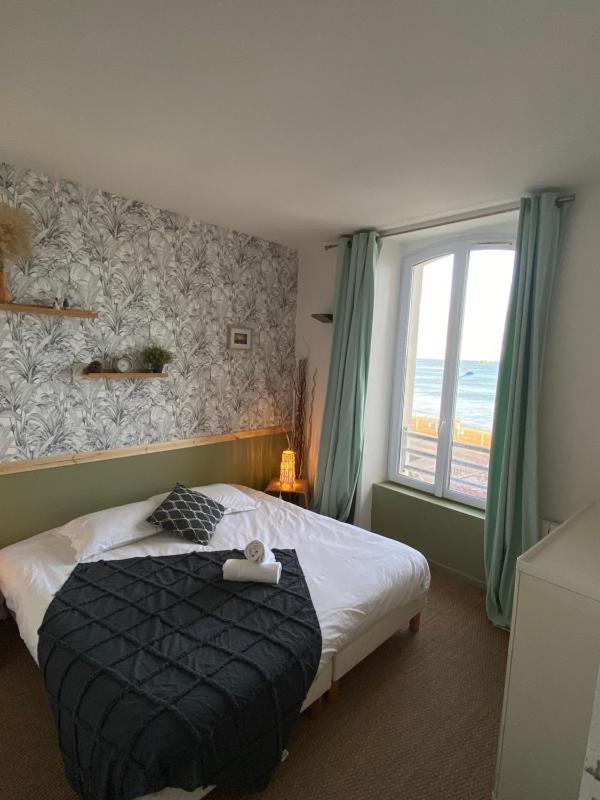 One-Bedroom Apartment with Sea View image 3