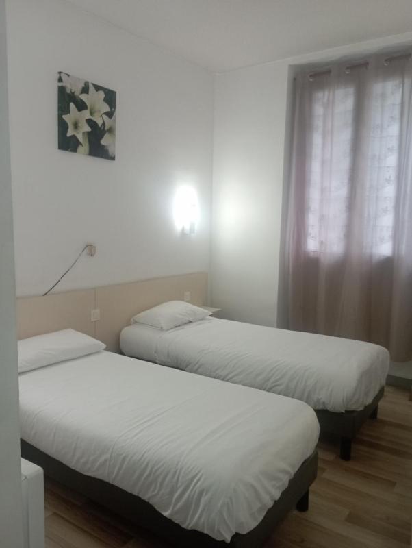 Twin Room image 3