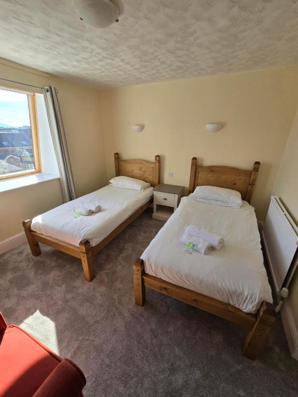 Standard Twin Room with Mountain View image 3