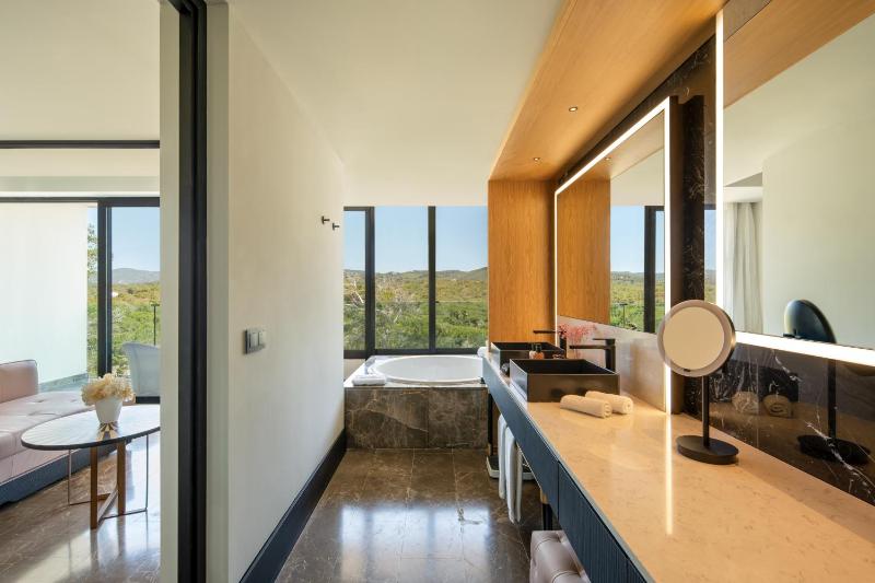 Studio Suite with Sea View image 3