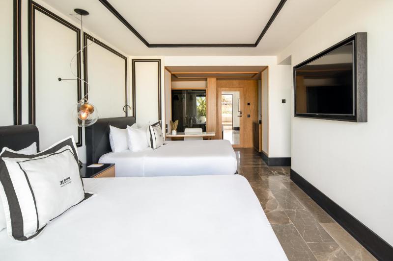 Deluxe Double Room with Terrace image 3