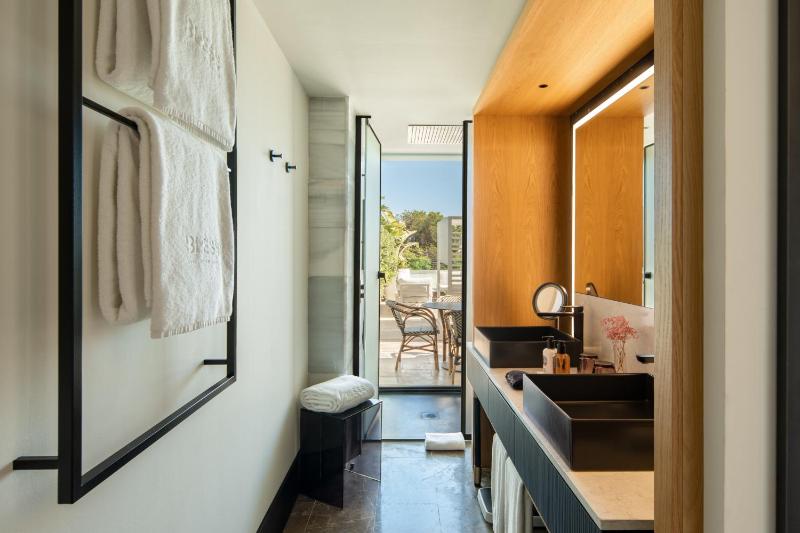 Deluxe Double Room with Terrace image 4