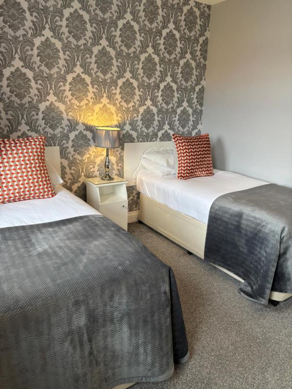 Twin Room with 2 Single beds image 4