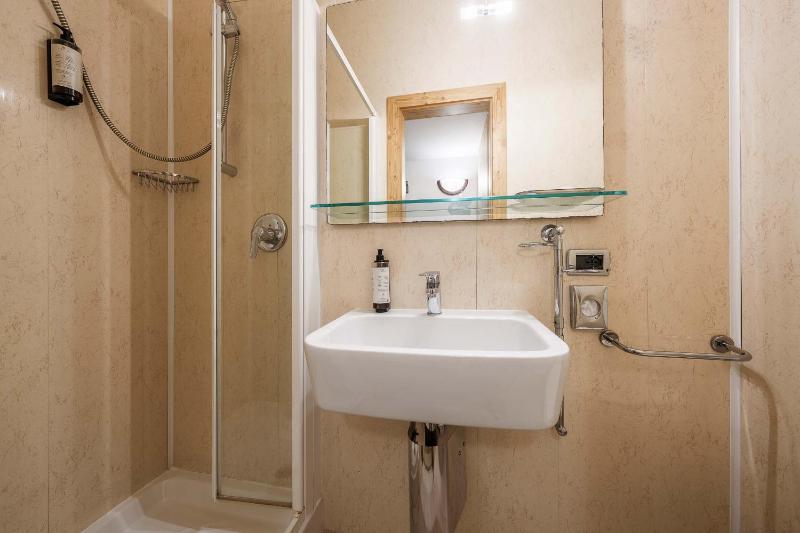 Standard Double Room image 4