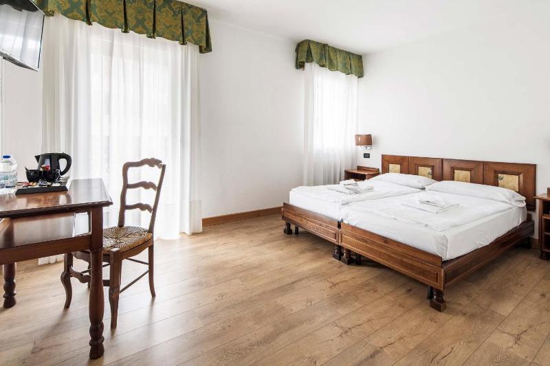 Deluxe Room image 3