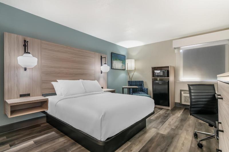 Queen Room with Walk-In Shower - Disability Access/Non-Smoking image 4