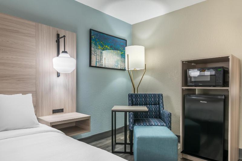 Queen Room with Walk-In Shower - Disability Access/Non-Smoking image 3