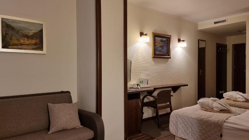 Basic Double Room image 2