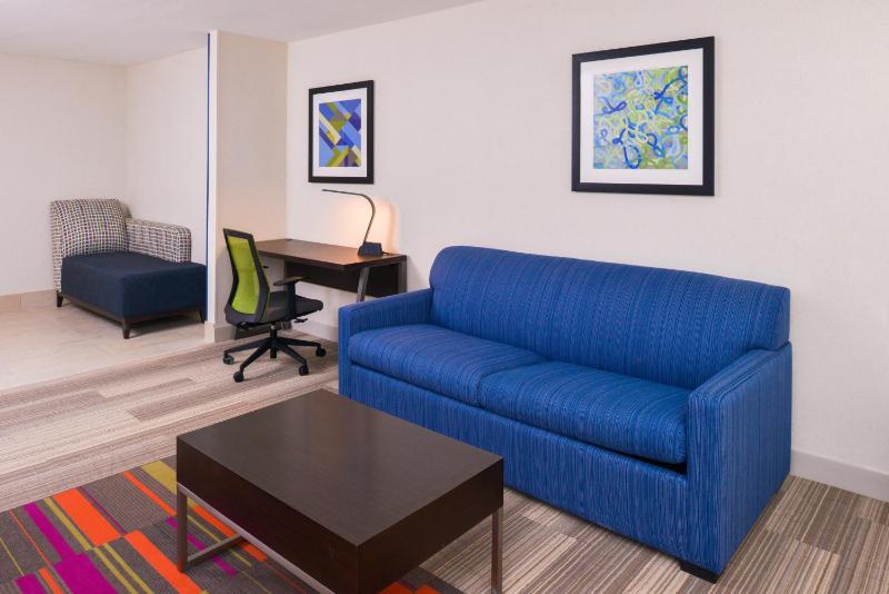 King Suite - Non-Smoking image 3