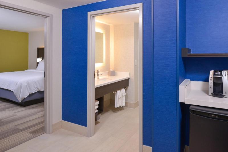 King Suite - Non-Smoking image 4