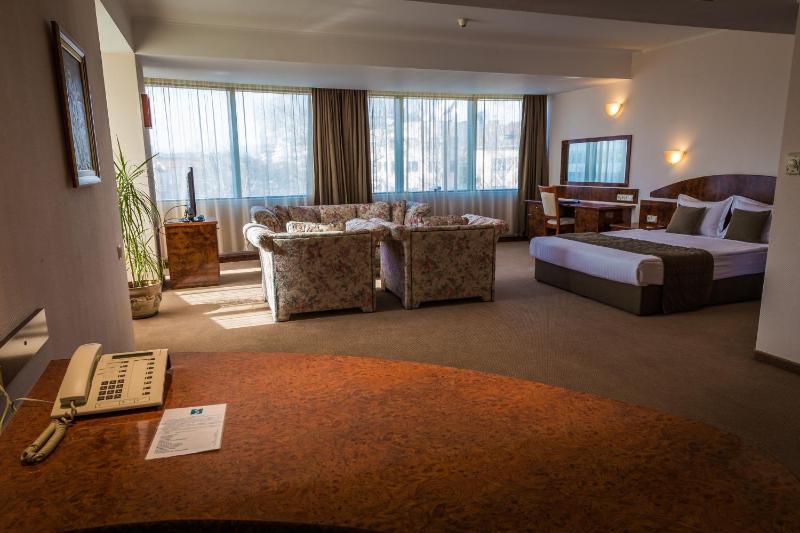 Deluxe King Room (2 Adults) image 1