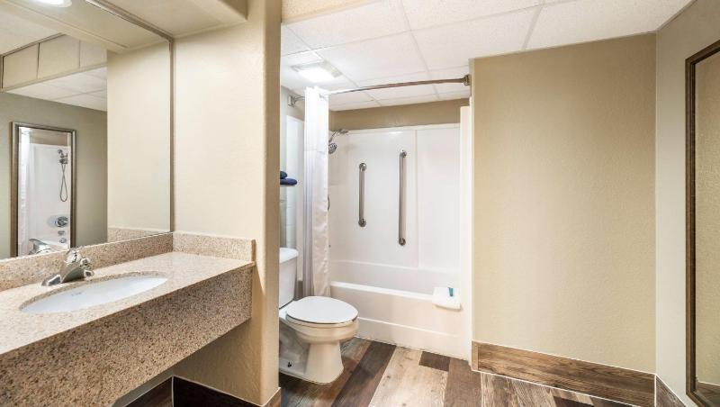 Accessible King Tub - Exterior Facing image 3