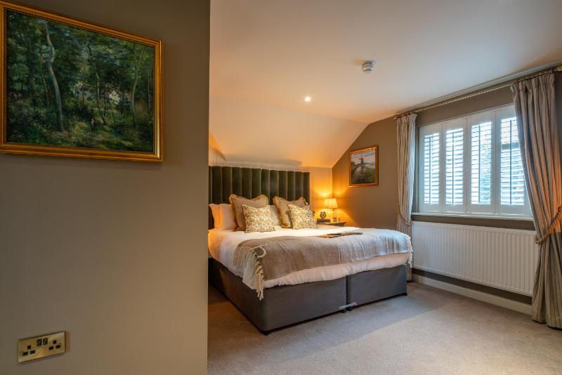 Deluxe King Room image 4