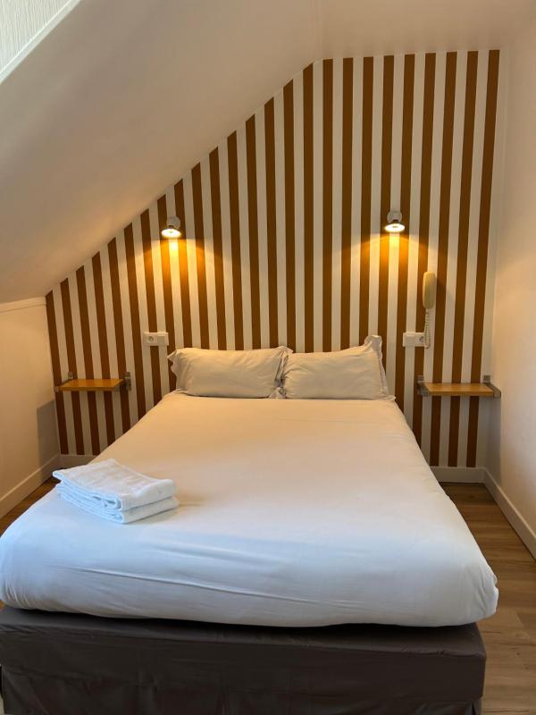 Small Mansard Room image 4