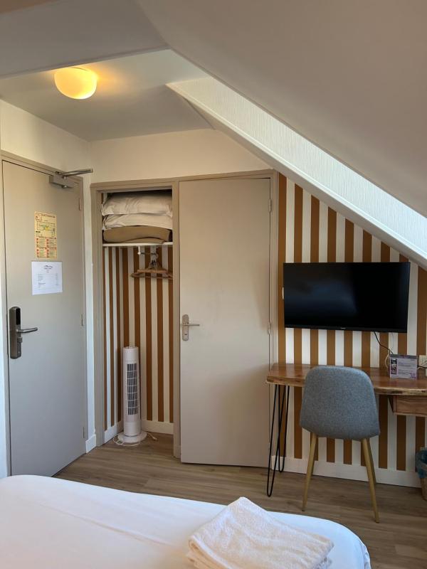 Small Mansard Room image 3