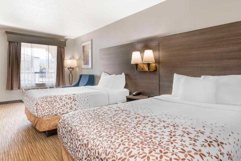 Double Room with Two Double Beds - Smoking image 3
