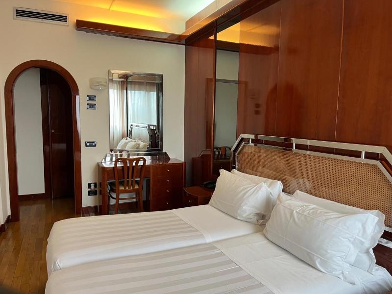 Basic Double or Twin Room image 2