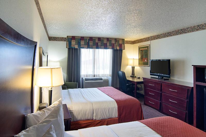Queen Room with Two Queen Beds - Smoking image 3