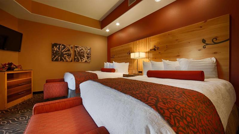 Queen Suite with Balcony image 4