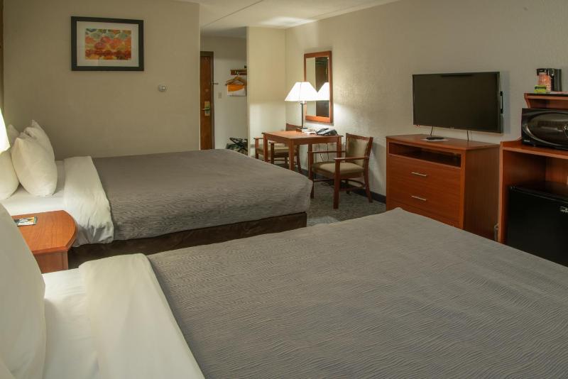 Queen Room with Two Queen Beds - Non-Smoking image 2
