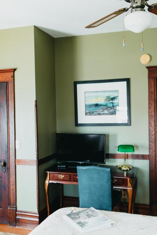 Queen Room image 3