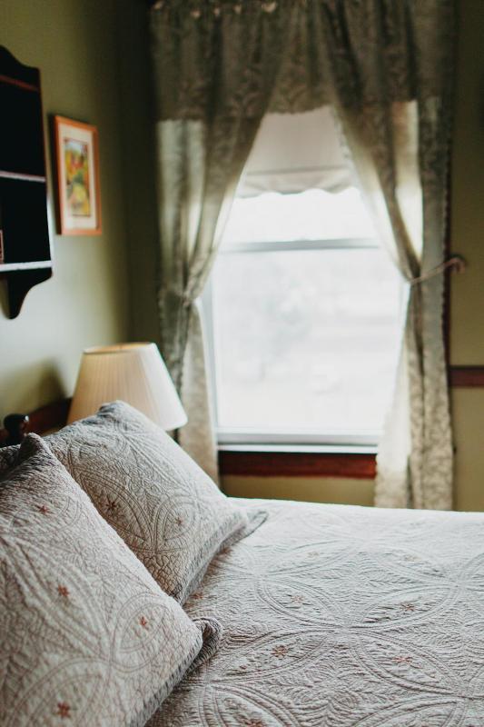 Queen Room image 2