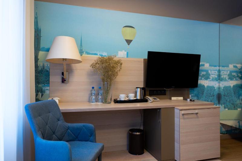 Accessible twin room with access to the wellness and fitness area image 3