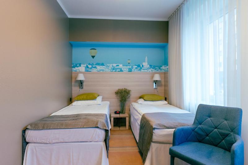 Accessible twin room with access to the wellness and fitness area image 1