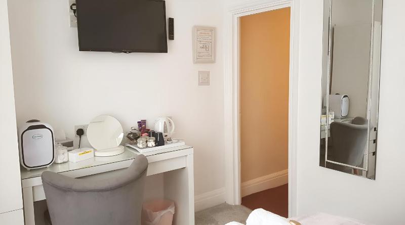 Double Room image 3