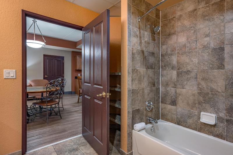 Two-Bedroom Deluxe Condo with River View - Non-Smoking image 4